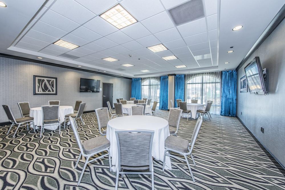 Holiday Inn Express & Suites Charleston Arpt-Conv Ctr Area photo 38
