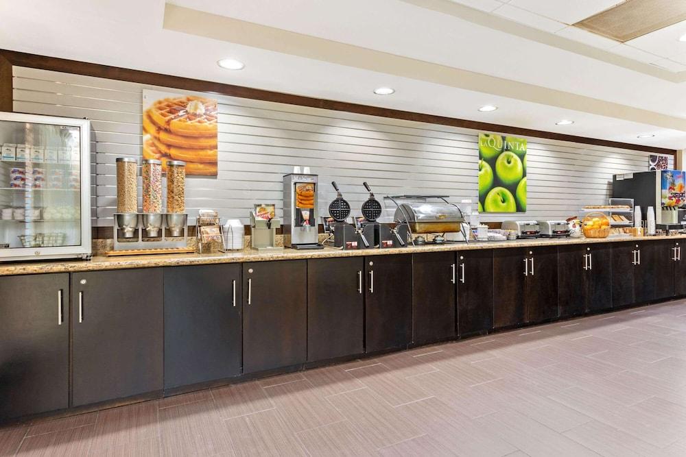 La Quinta Inn & Suites by Wyndham Tampa North I-75 photo 9