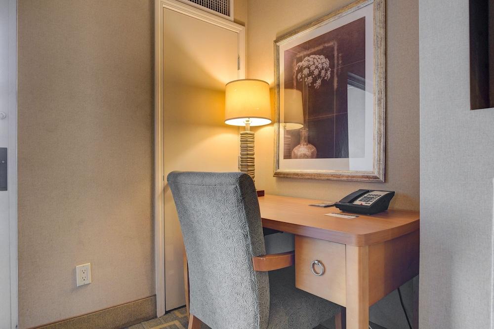 Sapphire Skyline Premium Suite photo 41