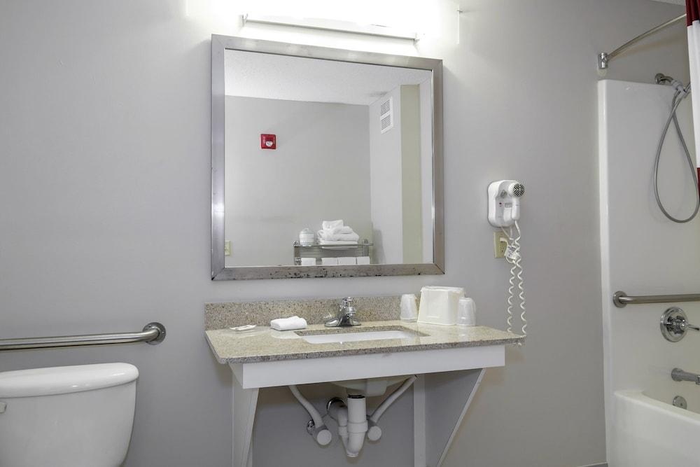 Red Roof Inn Defuniak Springs photo 19