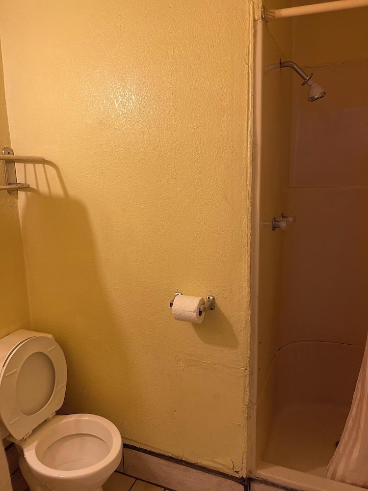 Plaza Motel photo 13