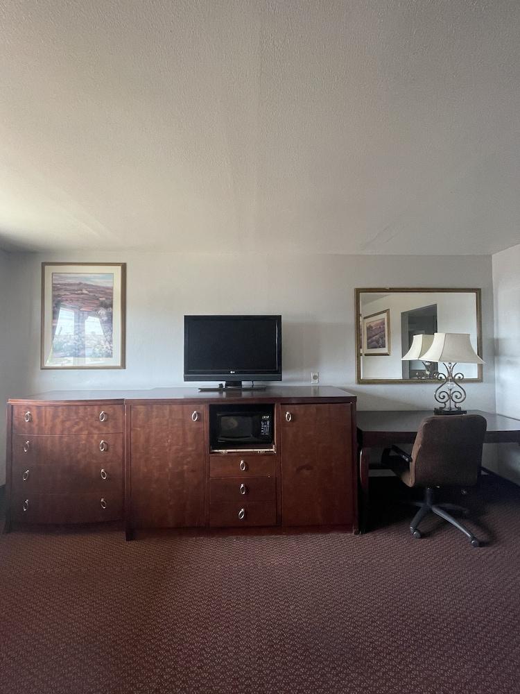 Four Corners Inn photo 40