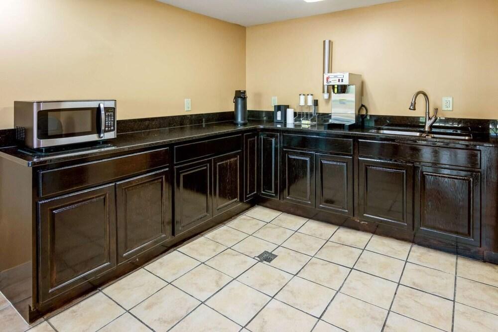 Rodeway Inn & Suites photo 38