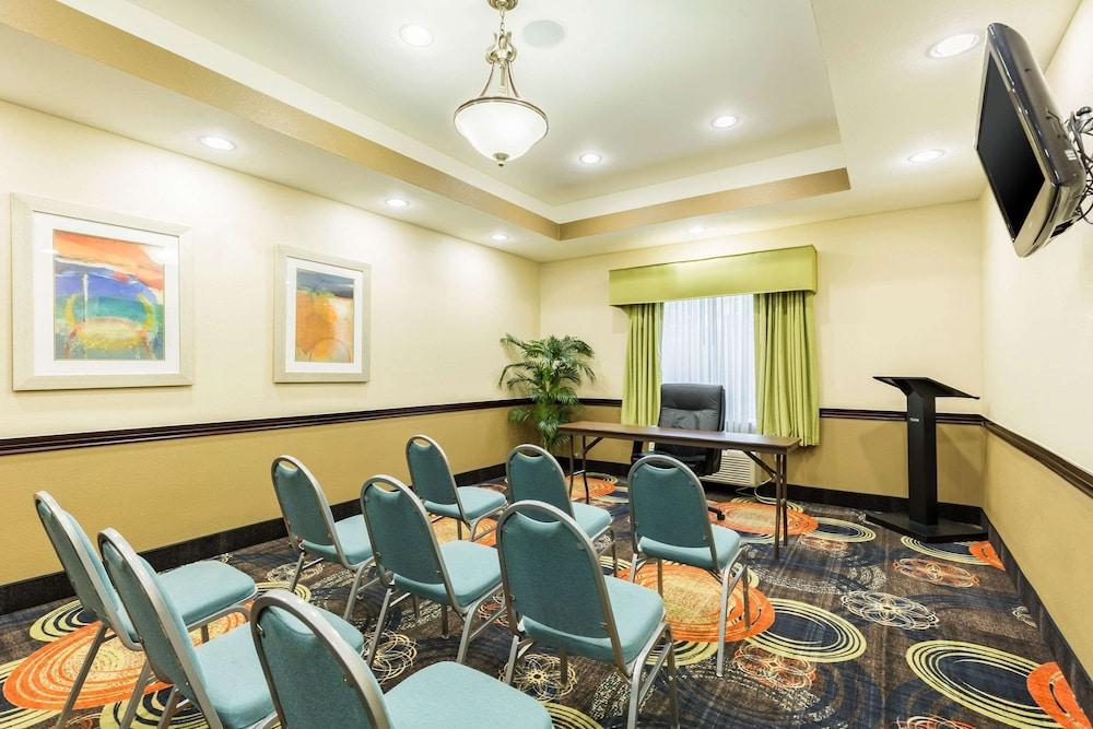 Comfort Suites Beaumont I-10 photo 40