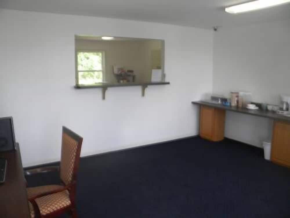 USA Inn and Suites Morgantown photo 2