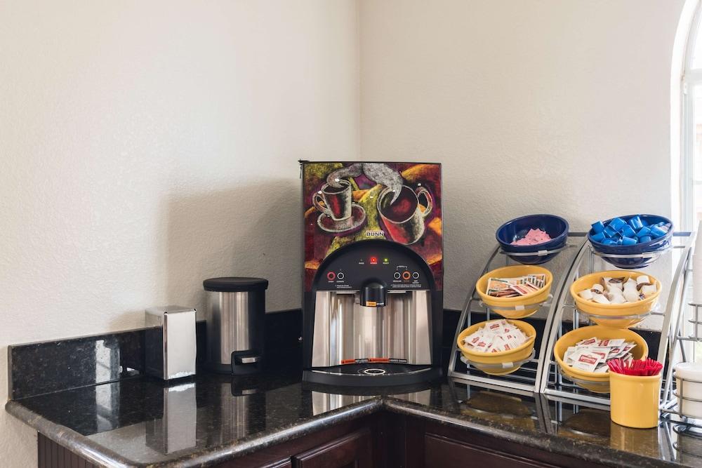 Motel 6 Alvarado, TX photo 24
