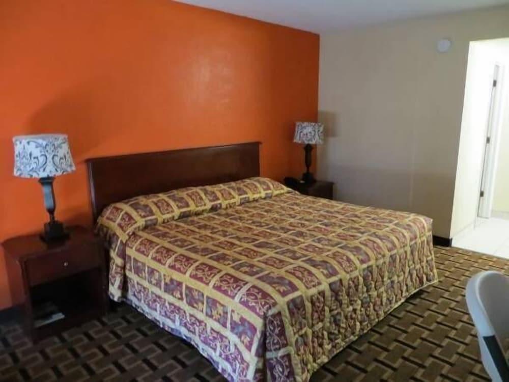 Budget Inn Cocoa photo 23