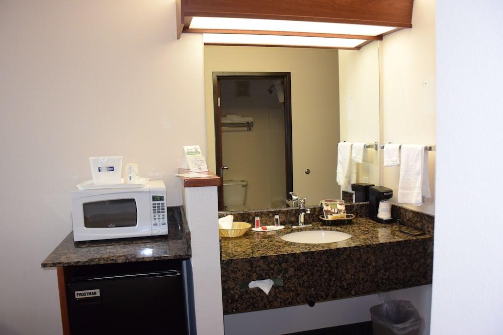 Travelodge Suites by Wyndham Newberg photo 10