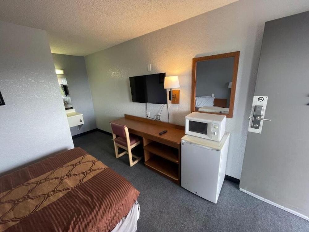 Rodeway Inn Albuquerque West photo 18