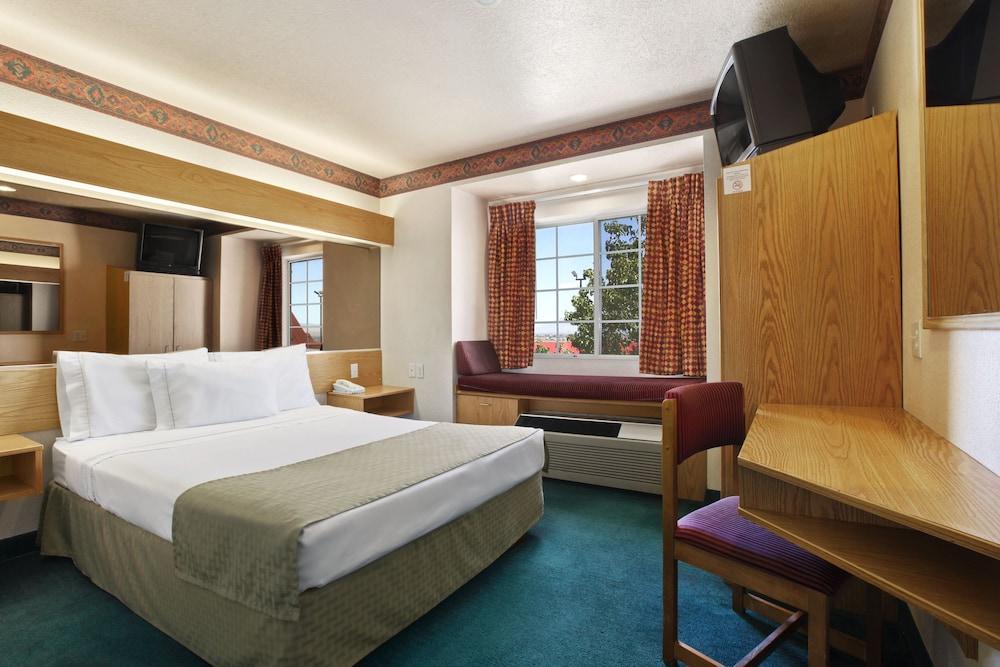 Microtel Inn & Suites by Wyndham Albuquerque West photo 3
