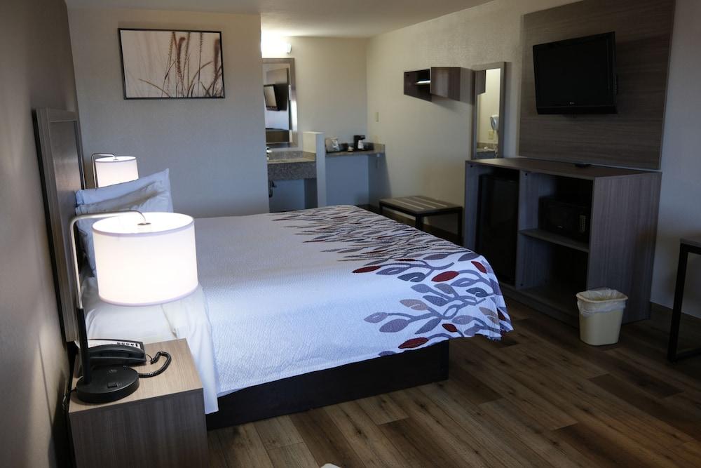 Red Roof Inn Staunton photo 6