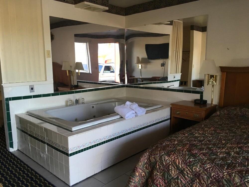 Norton Shores Inn photo 5
