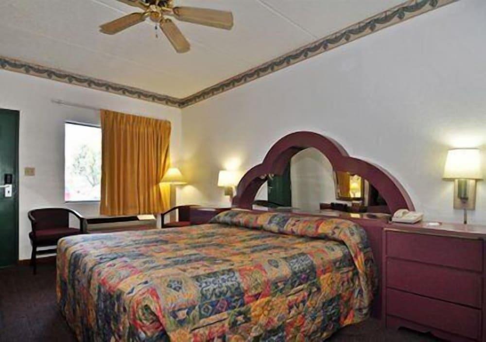 Econo Lodge Inn & Suites Albany North photo 28