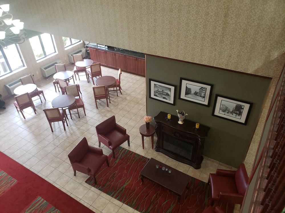 A Victory Suites Warren photo 9