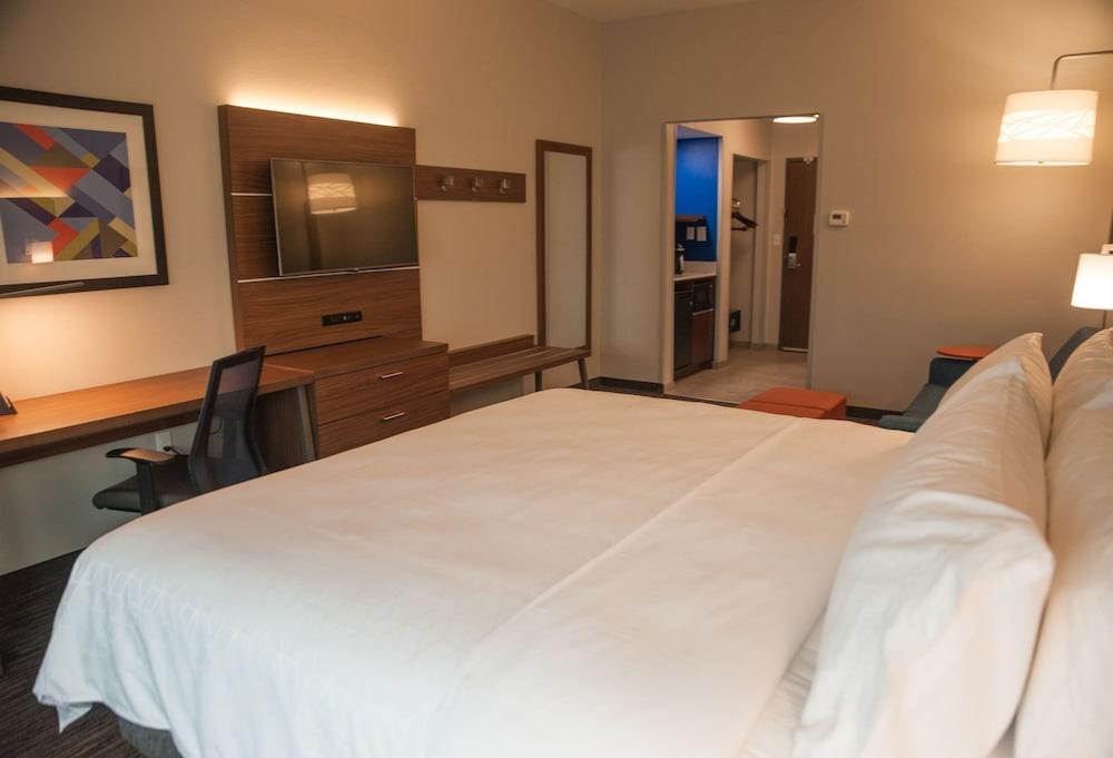 Holiday Inn Express & Suites Norfolk by IHG photo 41