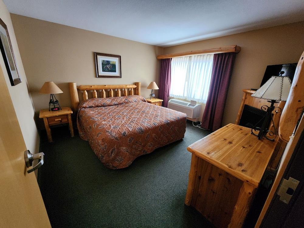 Pine Peaks Lodge & Suites photo 10