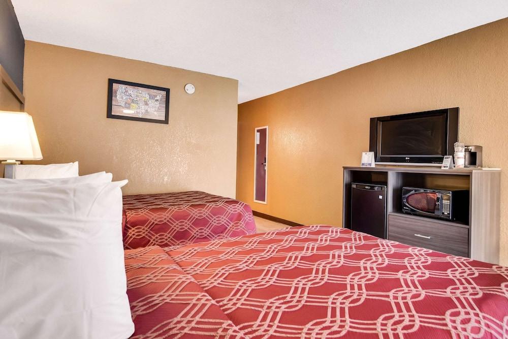 Econo Lodge Tampa near Busch Gardens photo 42