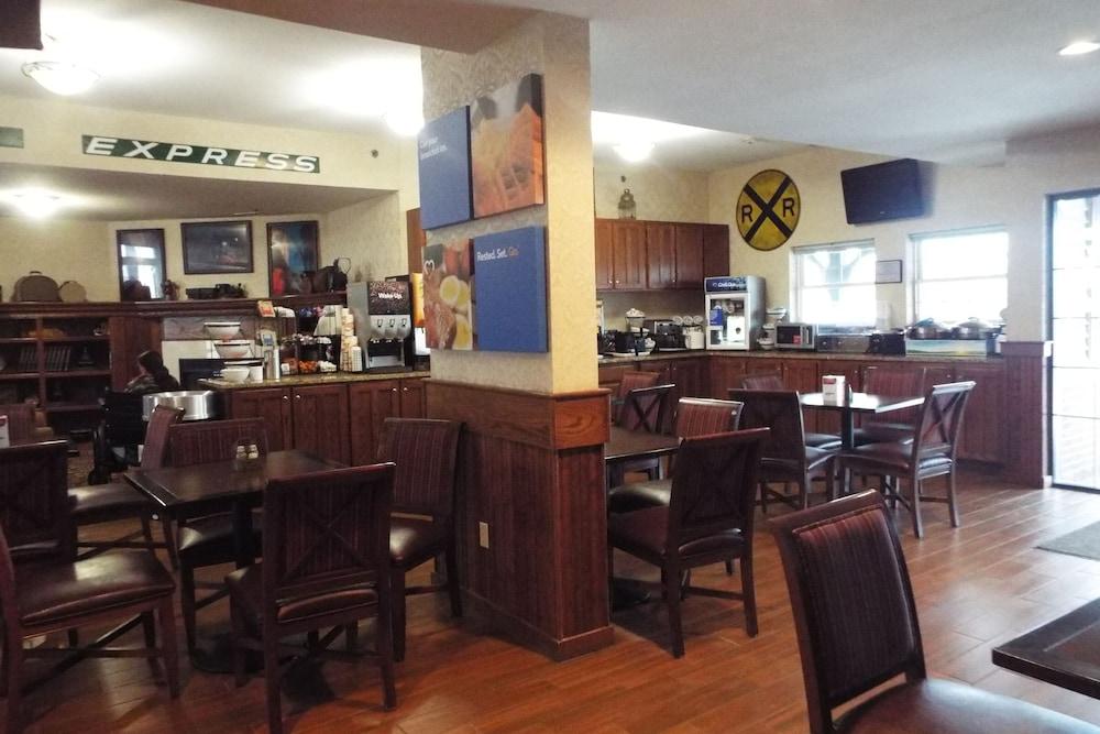 Comfort Inn Warrensburg Station photo 51