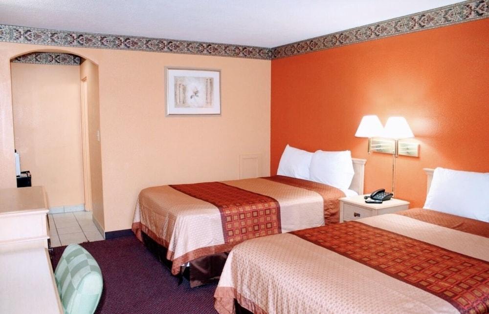 Hutchinson Inn photo 28