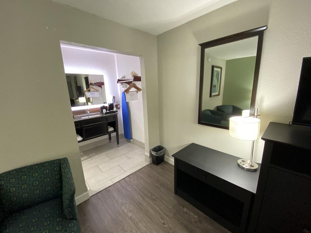 Lx Hotel, Powered by ACW Circle photo 45