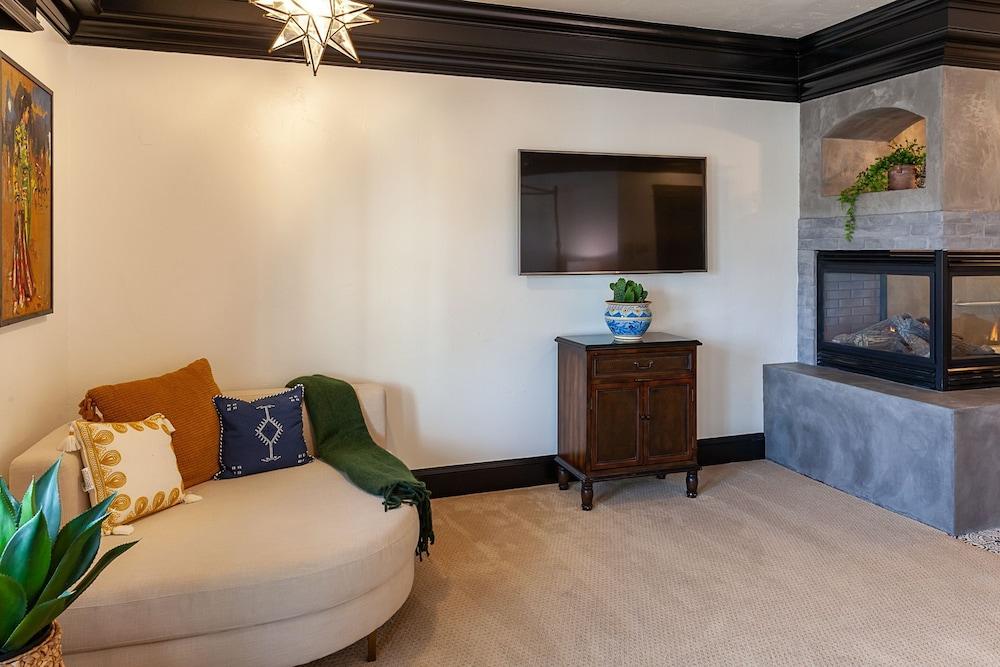 Cameo Heights Mansion photo 22