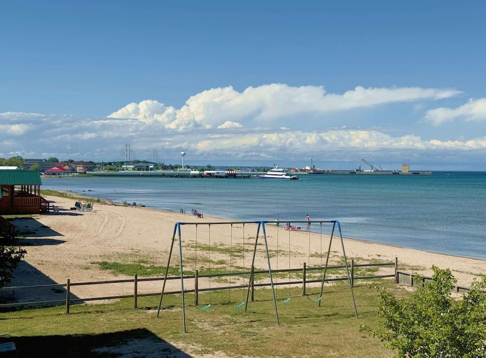 Beachcomber of Mackinaw photo 57
