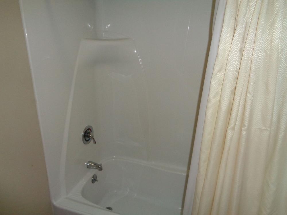 Fairgrounds Inn photo 24