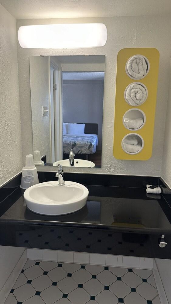 Motel 6 Beaumont, TX photo 26