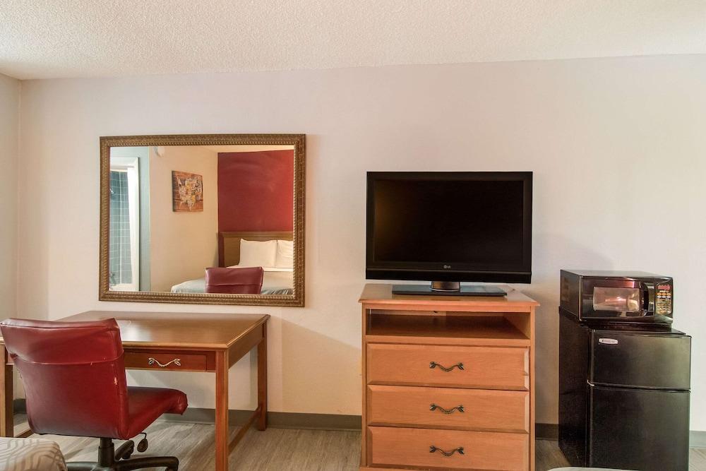 Econo Lodge photo 12