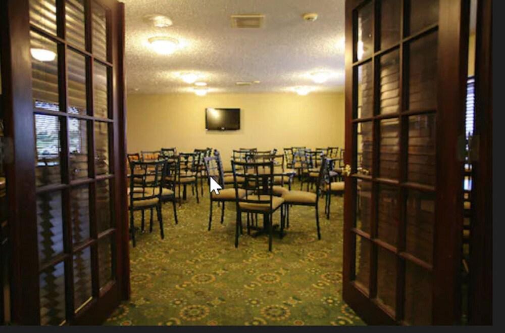 Baymont by Wyndham Dale photo 14