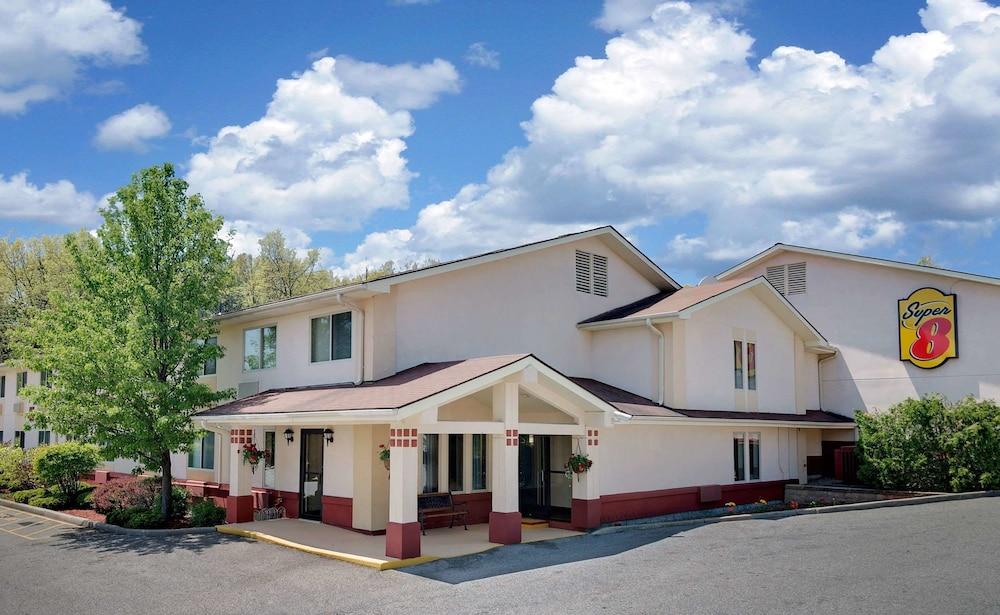 Super 8 by Wyndham Newburgh/West Point Near Stewart Airport — hotel in Newburgh