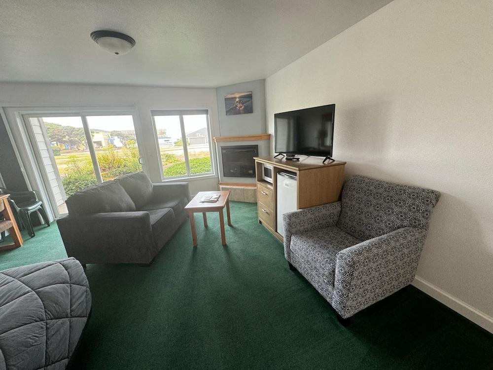 Sunset Oceanfront Lodging photo 67
