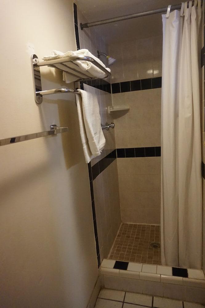 Pearsall Executive Inn photo 26