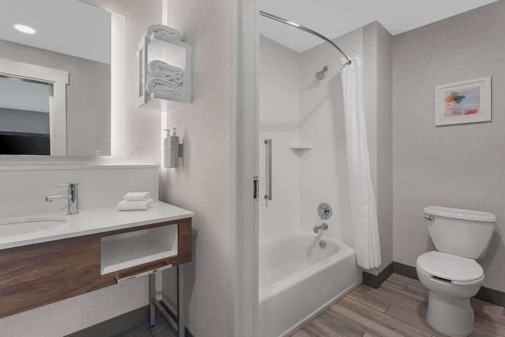 Hampton Inn & Suites Lincoln - Northeast I-80 photo 17