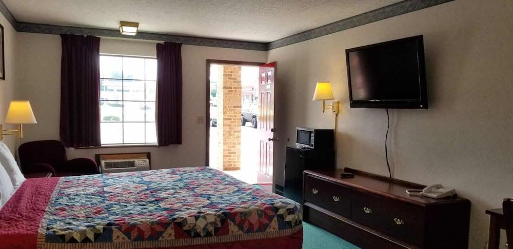 Americas Inn photo 20