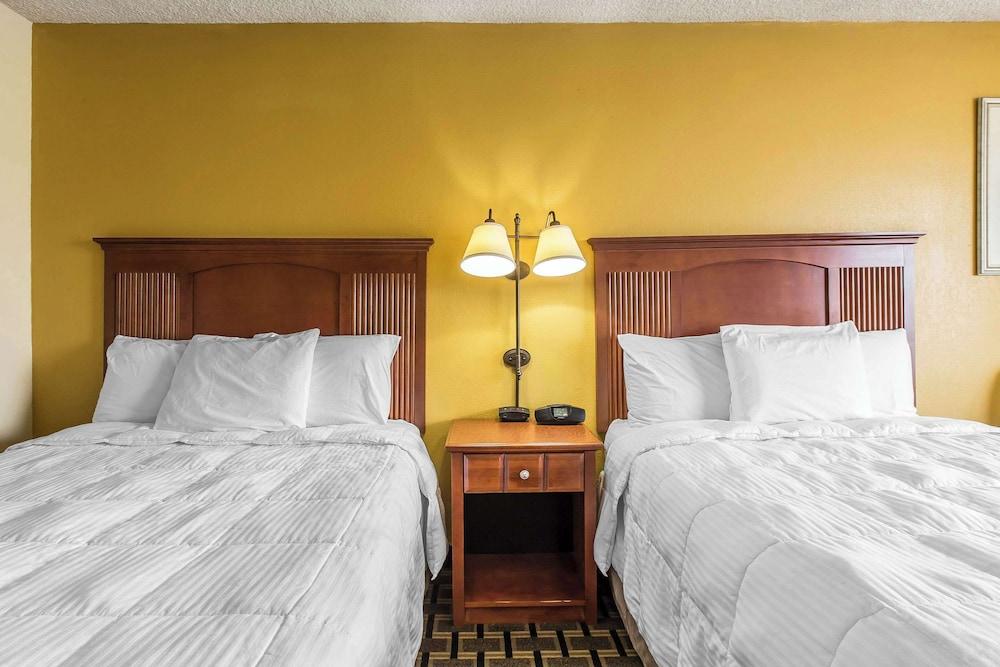Econo Lodge Byron near Historic District - Warner Robins photo 35