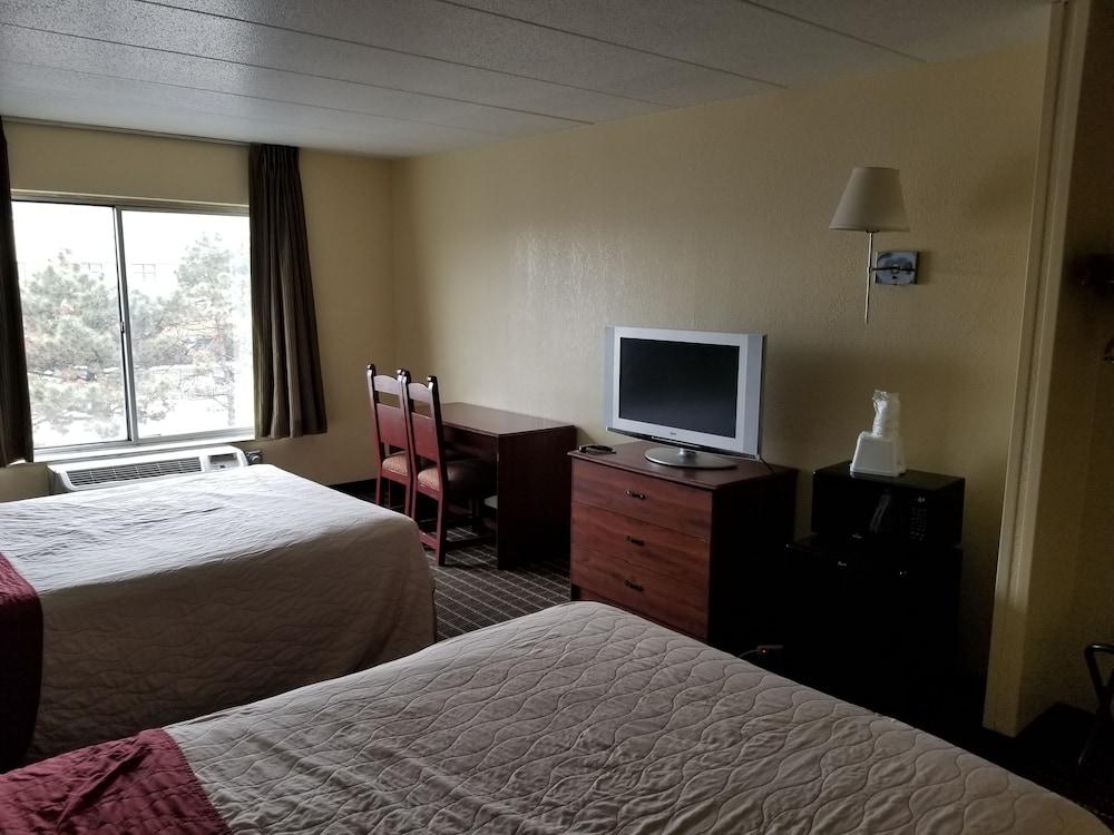 Travelodge by Wyndham Lansing IL photo 25