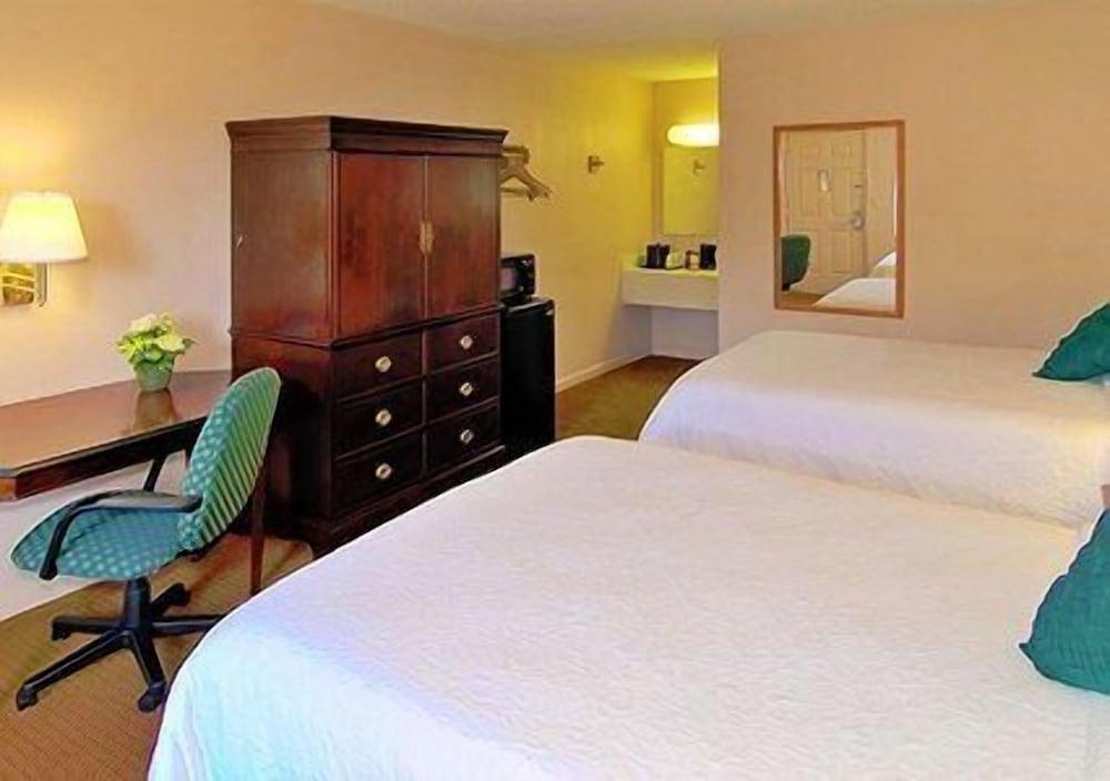 Econo Lodge Inn & Suites Columbus near Fort Benning photo 3