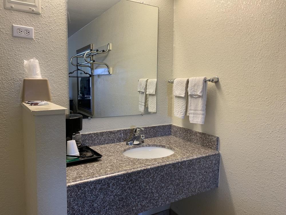 American Inn and Suites photo 26