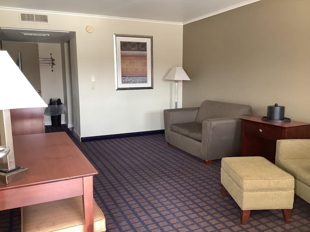 Silver Spur Vintage Inn & Suites photo 35