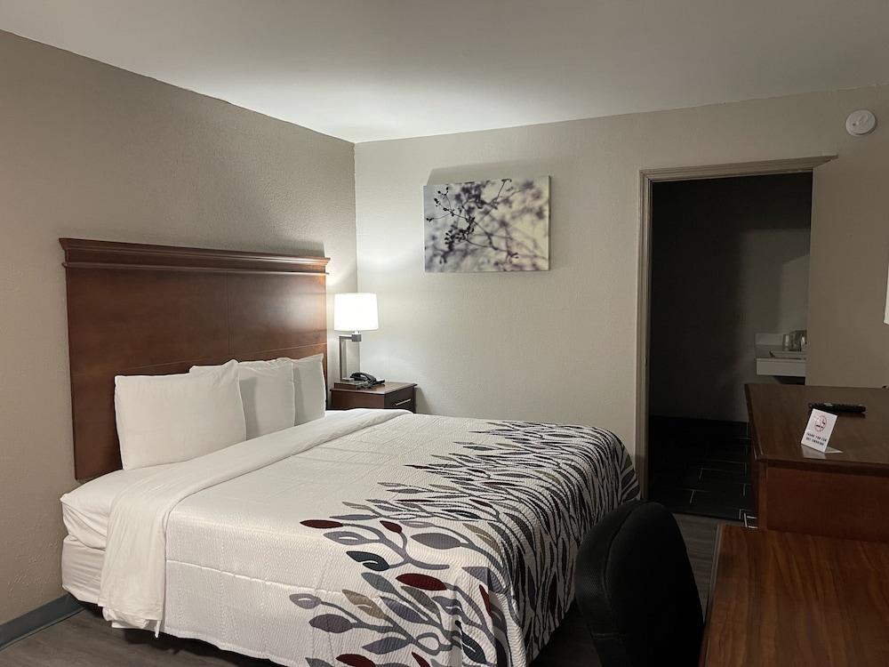 Red Roof Inn LaGrange photo 5