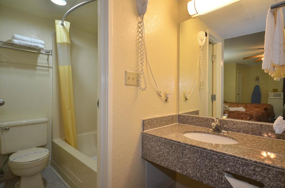 Days Inn by Wyndham Southern Hills/ORU photo 37