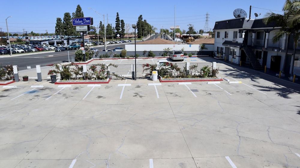 Value Inn Bellflower photo 7