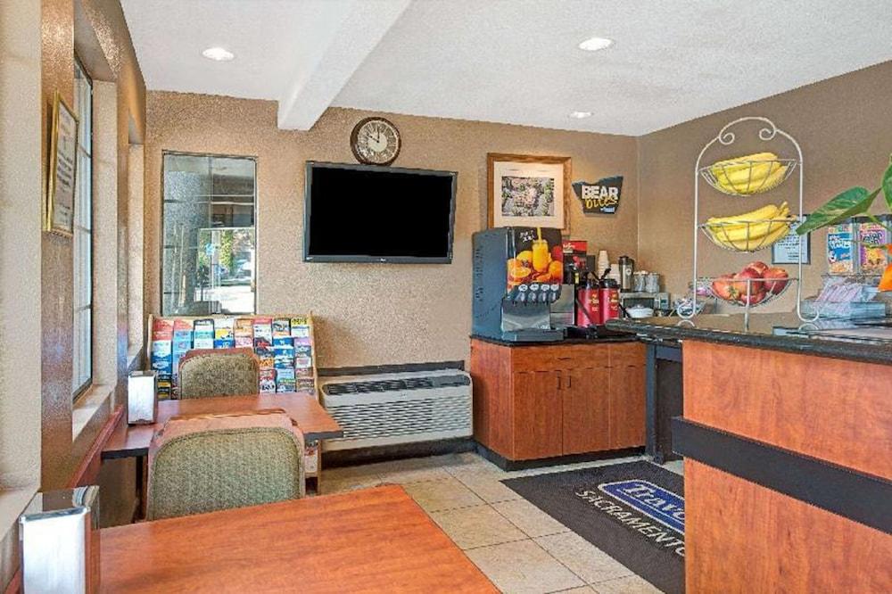 Travelodge by Wyndham Sacramento / Rancho Cordova photo 2
