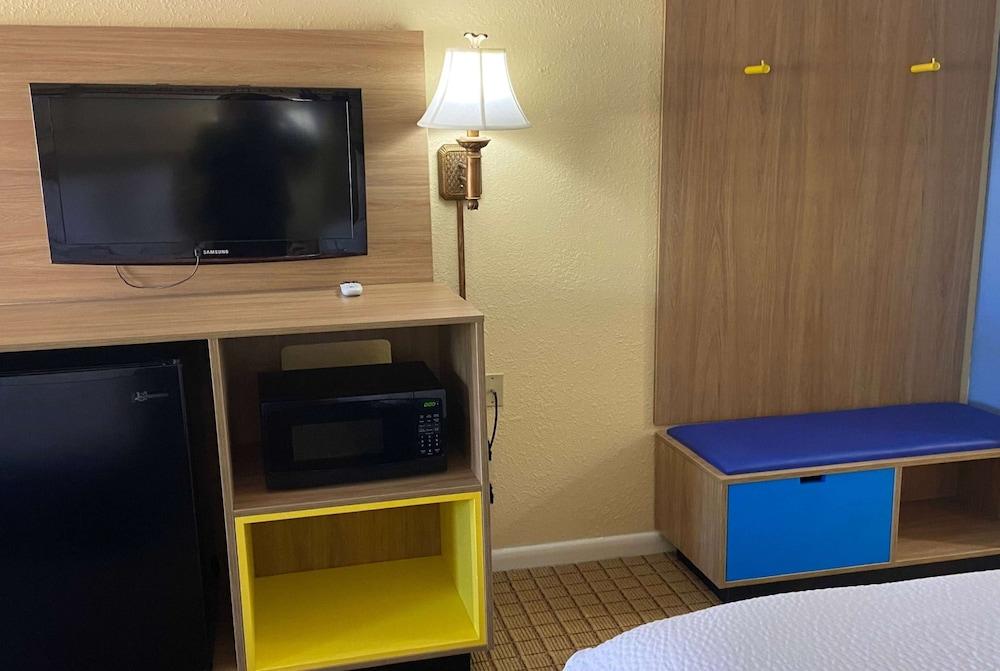 Days Inn by Wyndham Clinton photo 13
