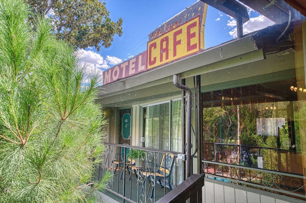 Piazza's Pine Cone Inn photo 21