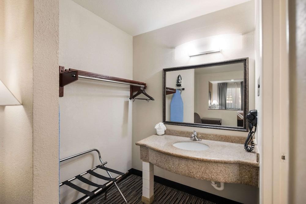 Quality Inn & Suites Lufkin photo 12