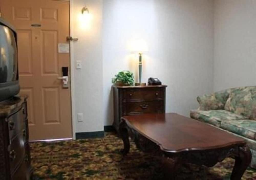 Crown Choice Inn & Suites Lakeview & Waterpark photo 43
