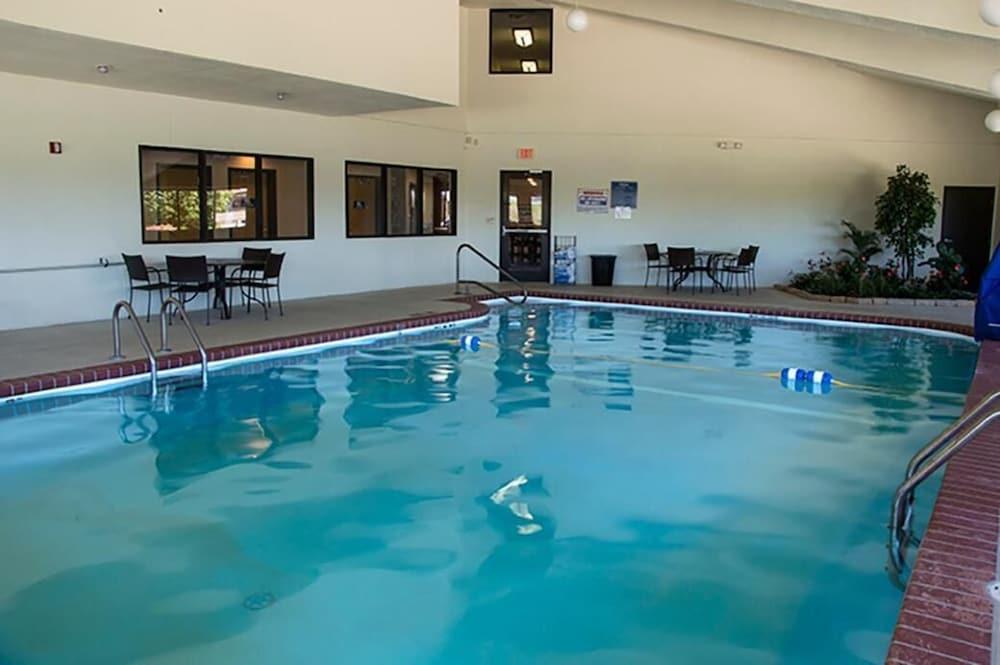 Greenlight Inn & Suites photo 24