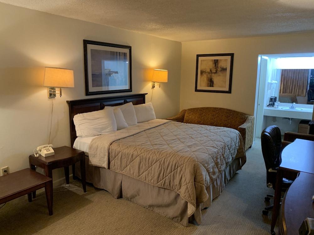 American Inn and Suites photo 4